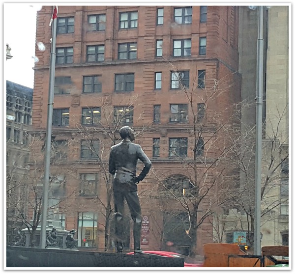 Montreal in 3 hours Statue of English Man with Bulldog