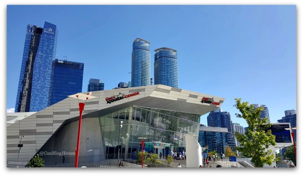 Toronto tourist attraction Ripley's Aquarium Toronto Skyline