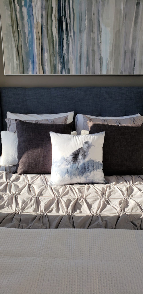 Chalet Buckingham Ottawa River luxury chalet master bedroom bed